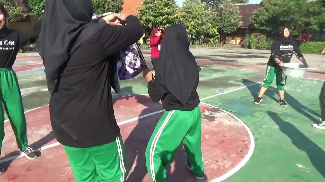 senam dan estafet air dengan sarung clssmeeting sman pilangkenceng