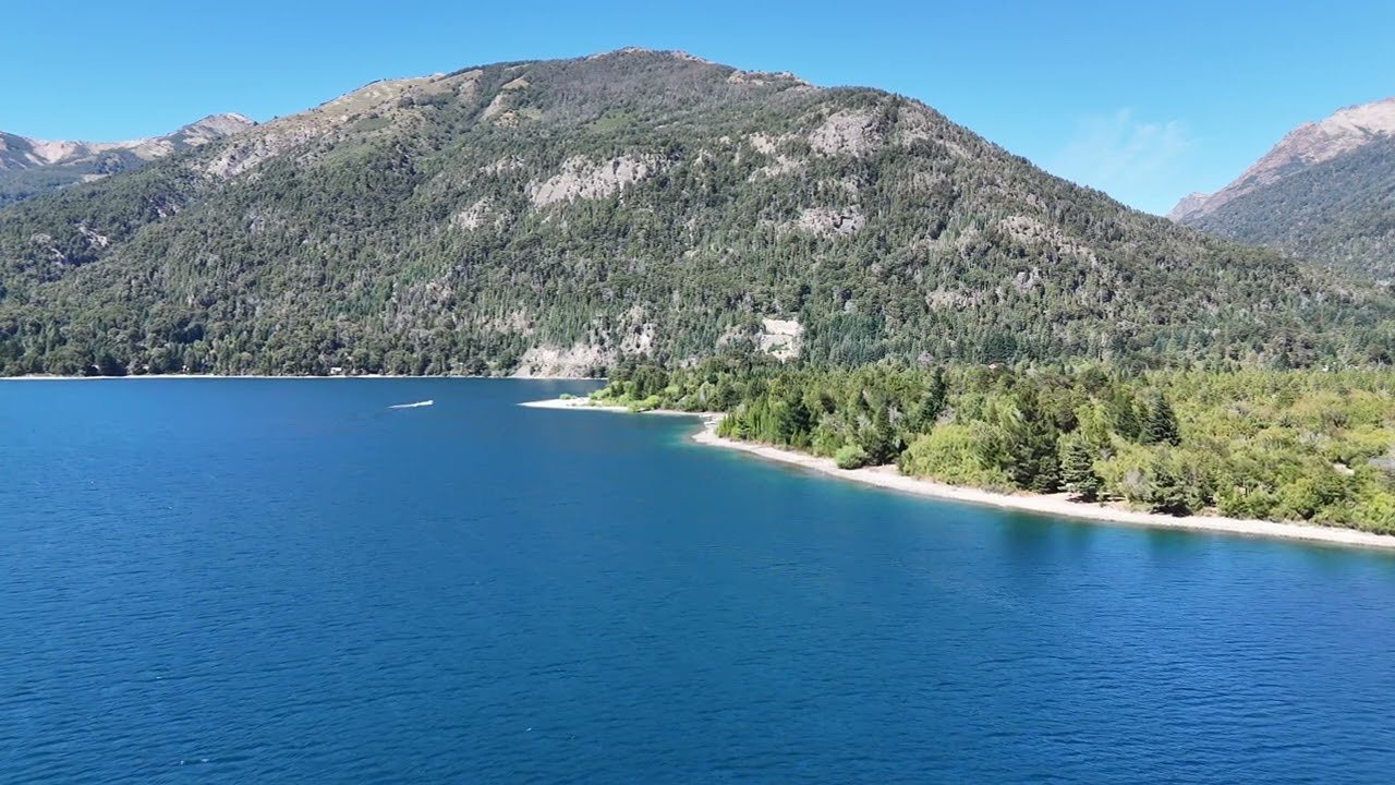 Naturaleza en calma | Lago y montañas vistos desde el aire
