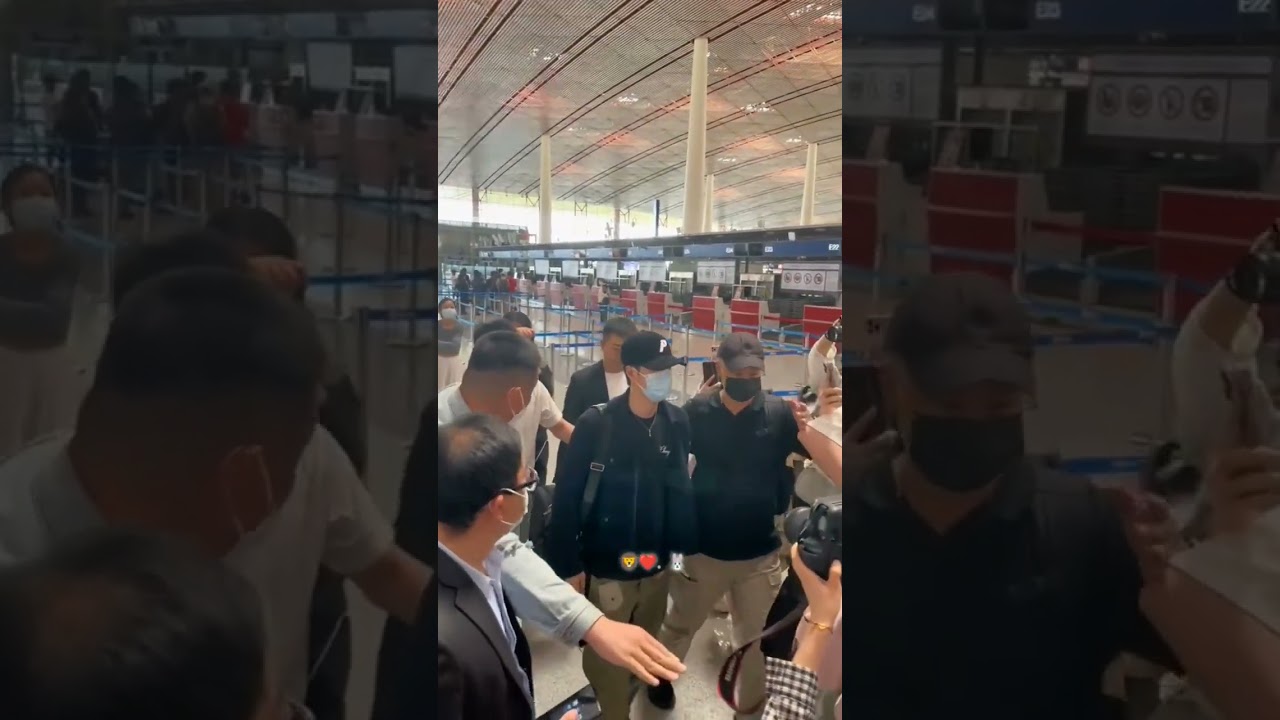 Wang Bo shows off his love with a bone necklace at the airport #wangyiboxiaozhan #bjyxszd