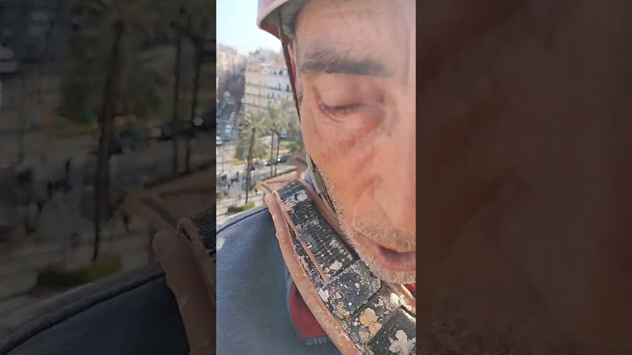 Montaje de lona publicitaria con trabajos verticales en fallas valencia Espa&ntilde;a. Mirar Canallas!!!!