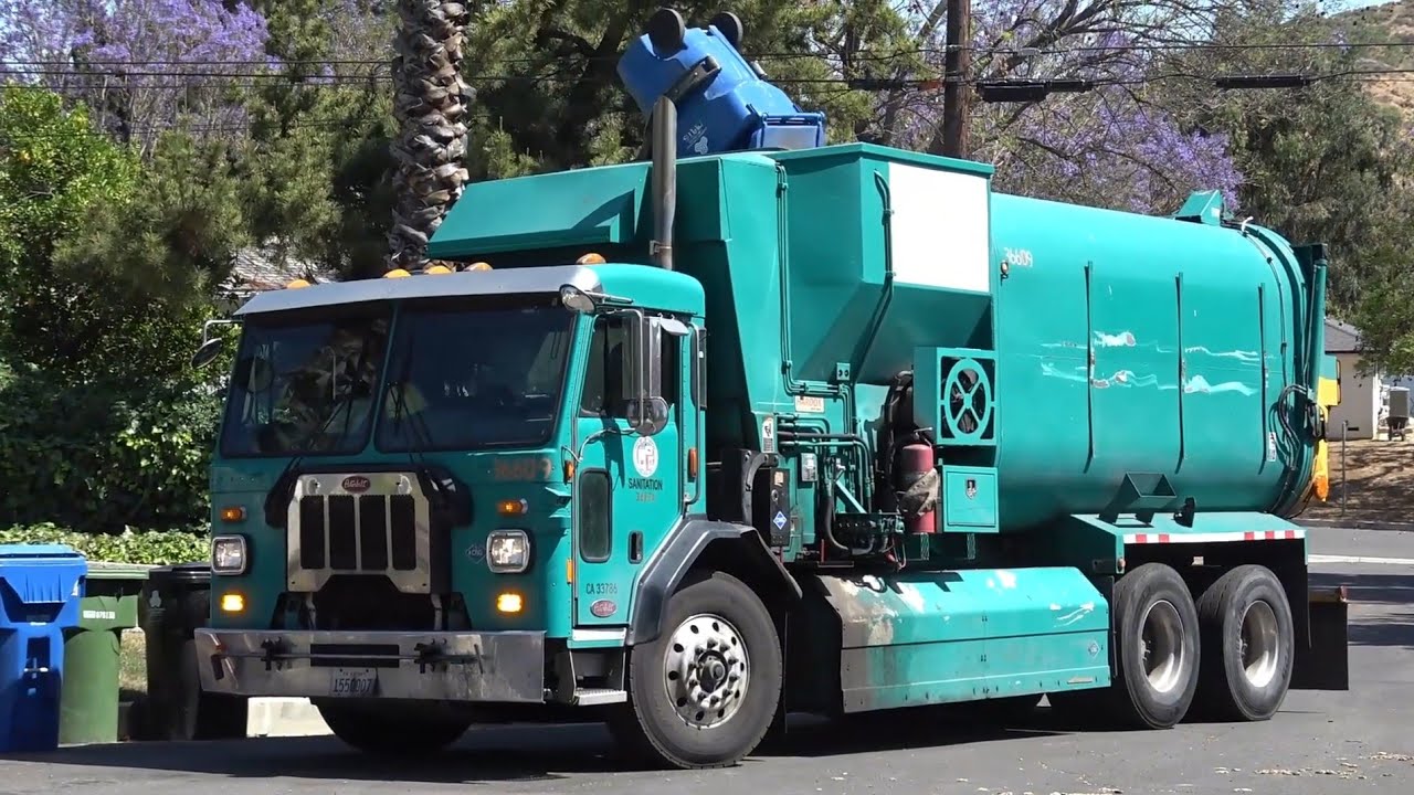 Fast Whipping CNG 520 Amrep Garbage Truck 