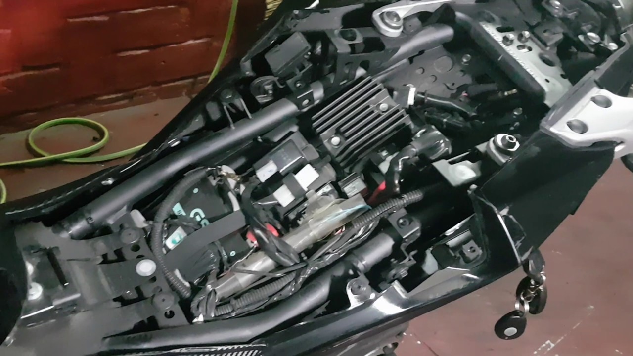 YAMAHA MT 03 Bateria y Filtro de aire