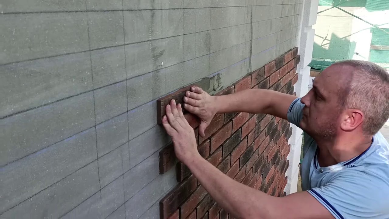 Приклейка клинкерной плитки Feldhaus на фасад дома, утеплённый пенопластом EIFS, на армирующий слой
