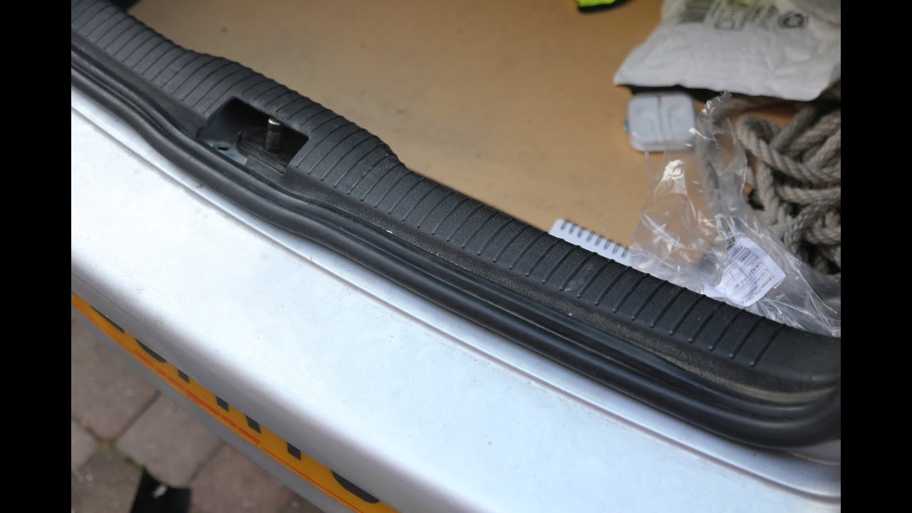 Снятие пластиковой обшивки багажника/задней части VW Golf/Bora/Jetta &mdash; расположение зажимов (Seat...