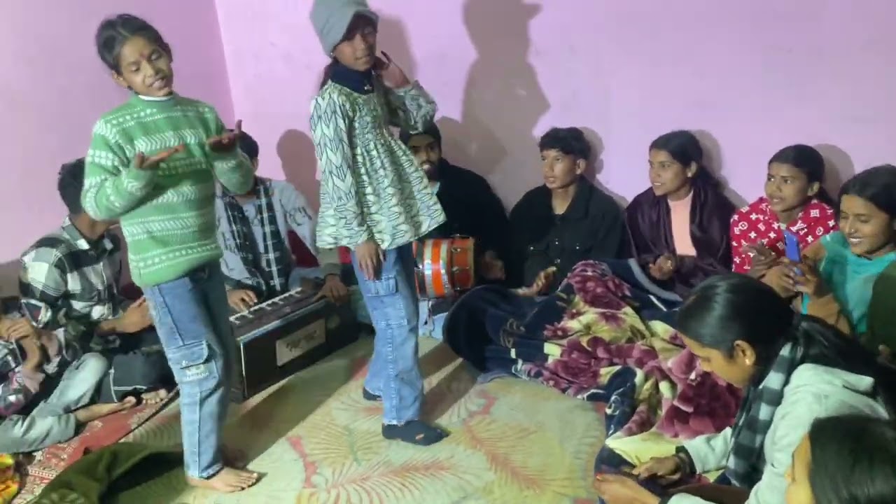 पहाड़ी महफिल में छोटे बच्चों द्वारा सुंदर सा डांस ❤️