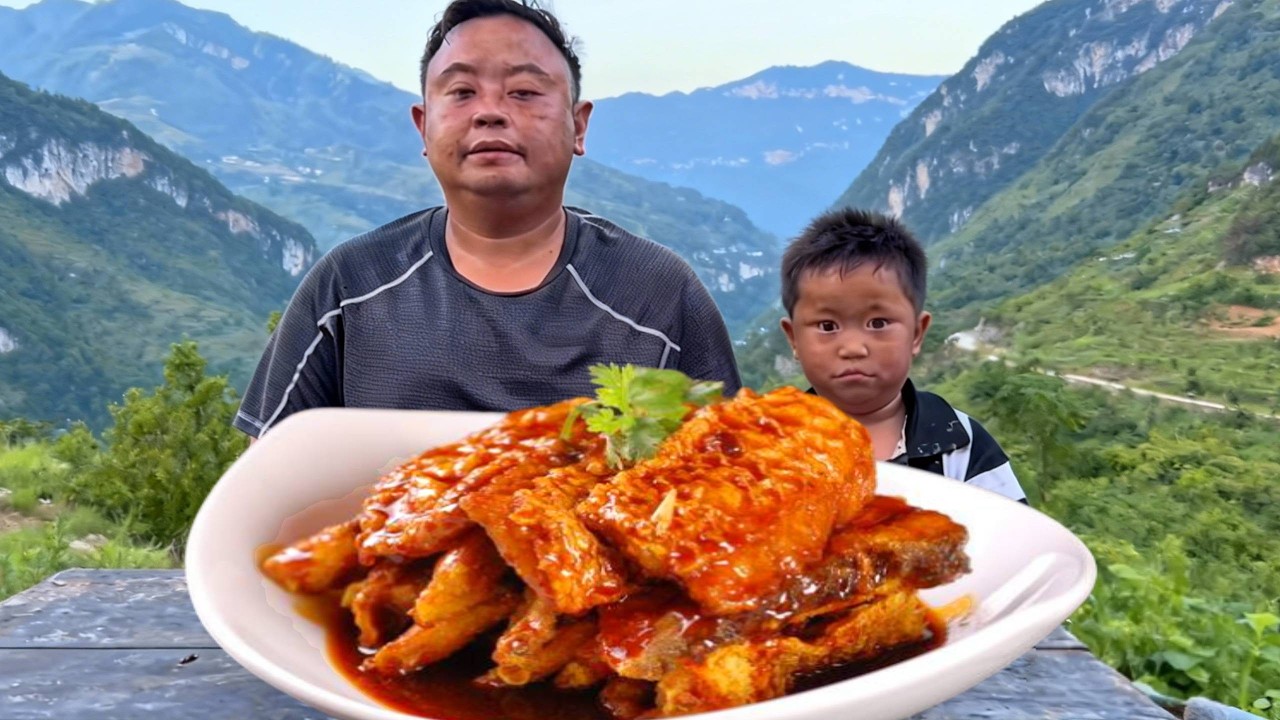 懂事兄弟俩心疼爸爸干活辛苦，一个帮爸爸拿菜板，一个给爸爸泡茶擦汗！#亲子 #萌娃 #美食 #农村