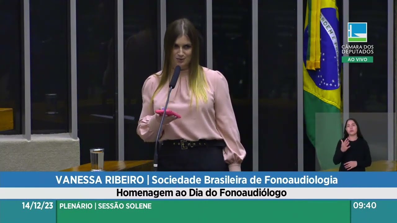 Diretora-tesoureira da SBFa, Vanessa Veis, na Sessão Solene em Homenagem ao Dia do Fonoaudiólogo