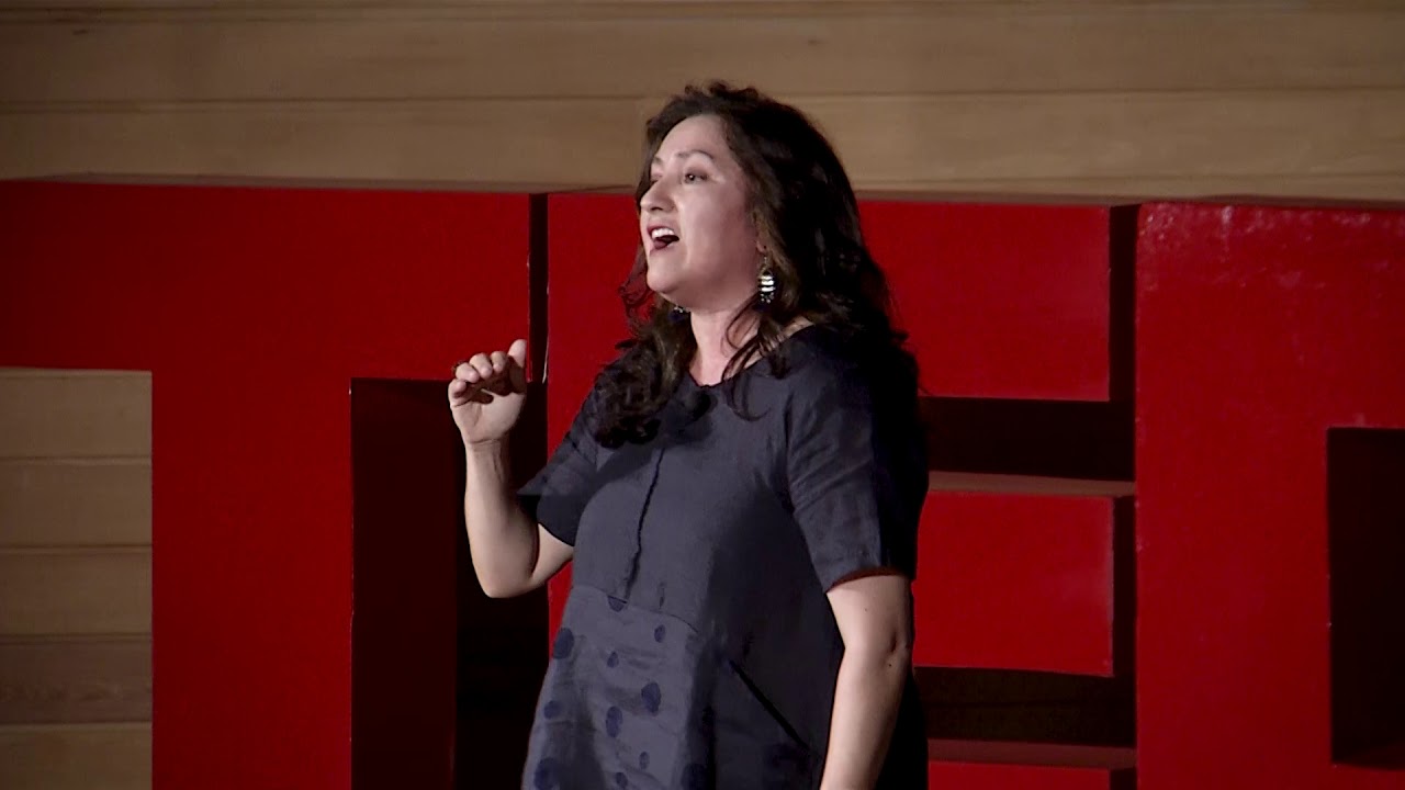 Tres cambios para que más mujeres sean economistas | Alejandra Marinovic | TEDxUAIWomen