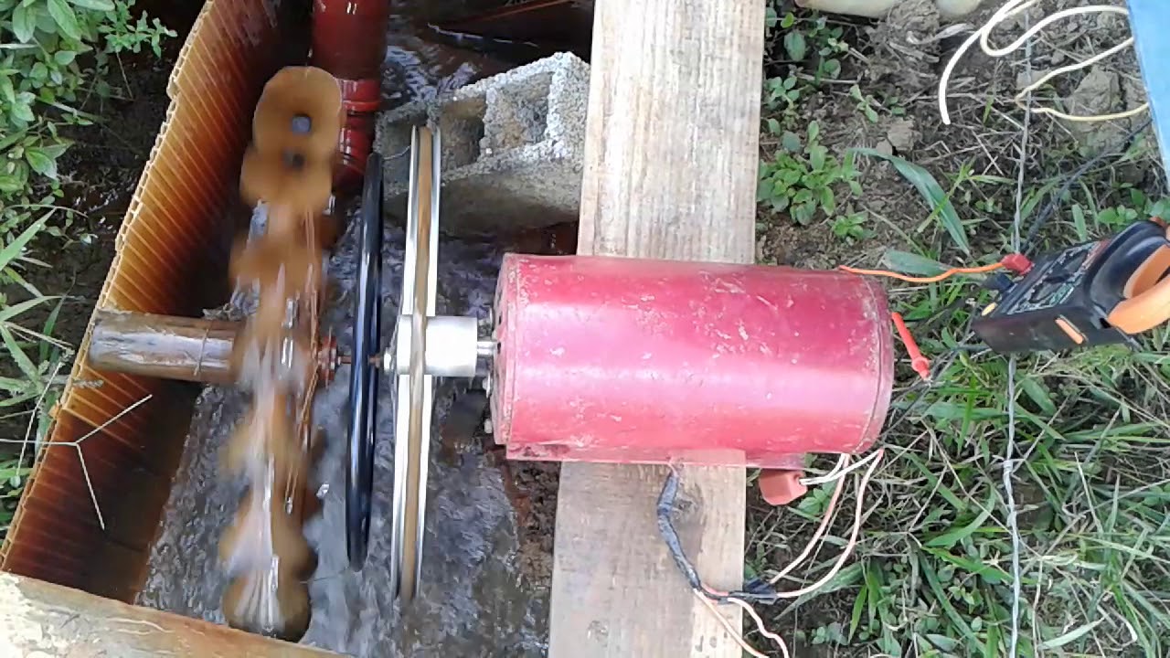 Roda d'água com aro de bicicleta e garrafas pet