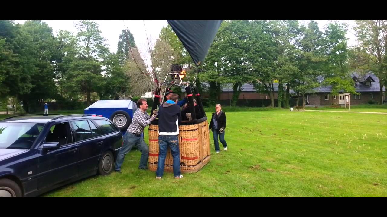 Ballonstart an der Burg Uda