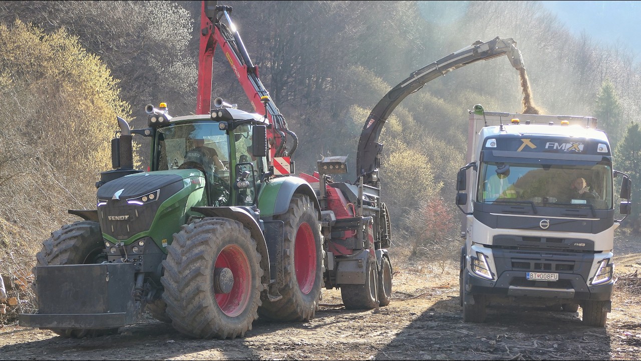 Дробление древесины с трактором Fendt 1042 Vario и грузовиками Volvo FMX 540