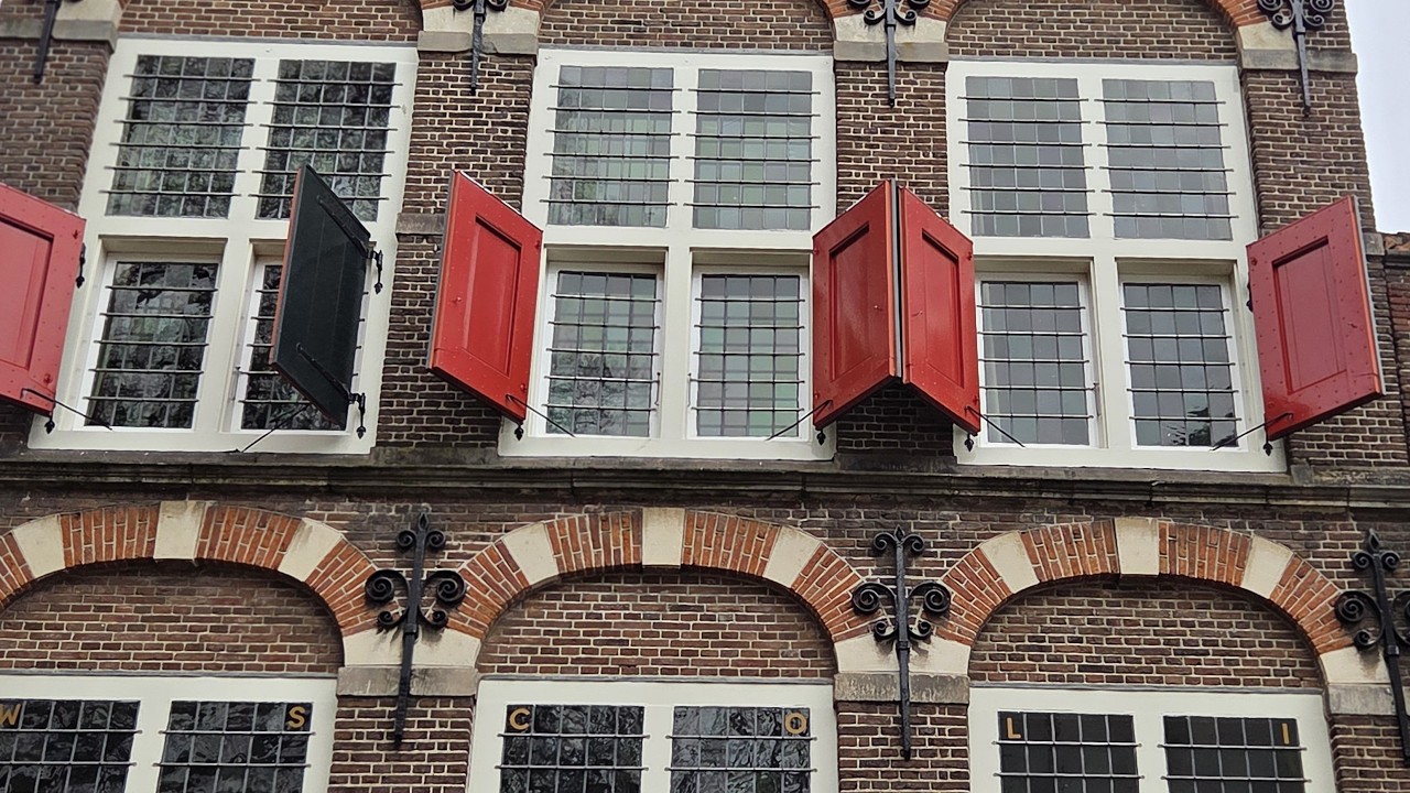 Daar boven uit dat vensterke AD 1537