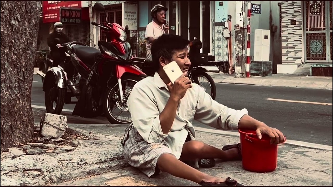 Đôi chân này không cho phép Phương dừng bước.Chiều 30 Tết cố gắng kiếm thêm tiền để lo cho các con!
