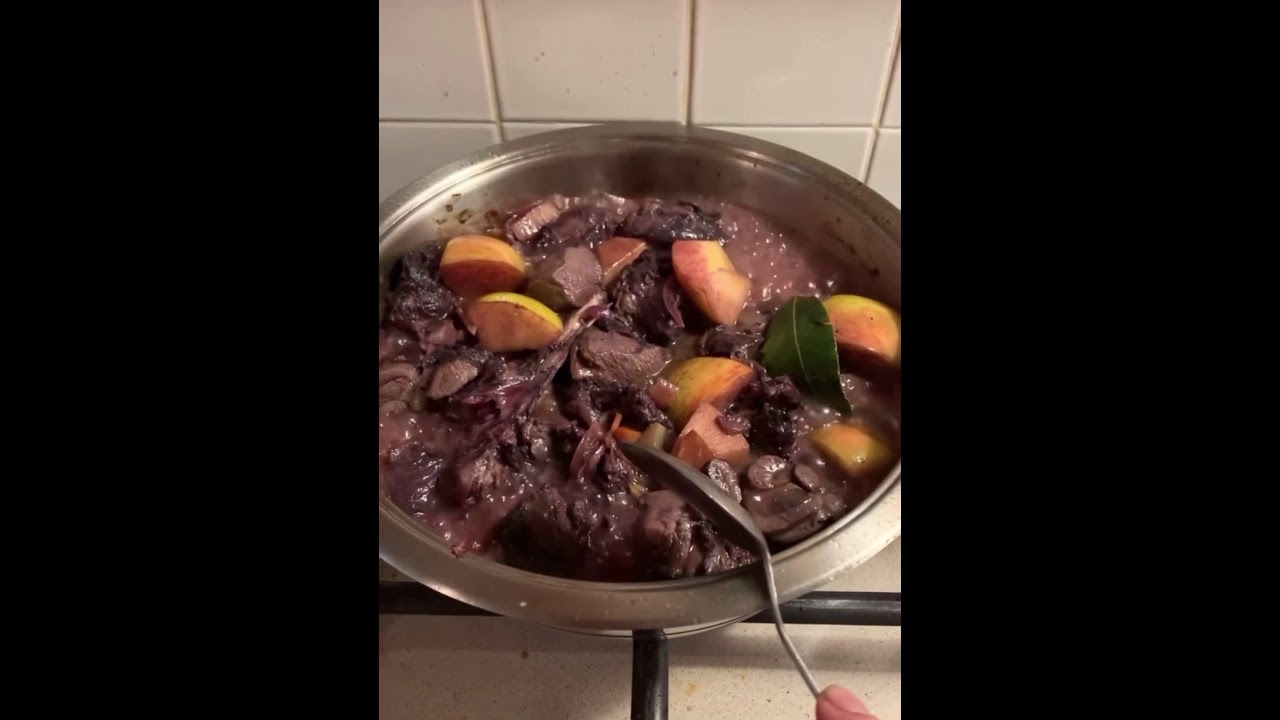 Spalla di capriolo con mele e spezie
