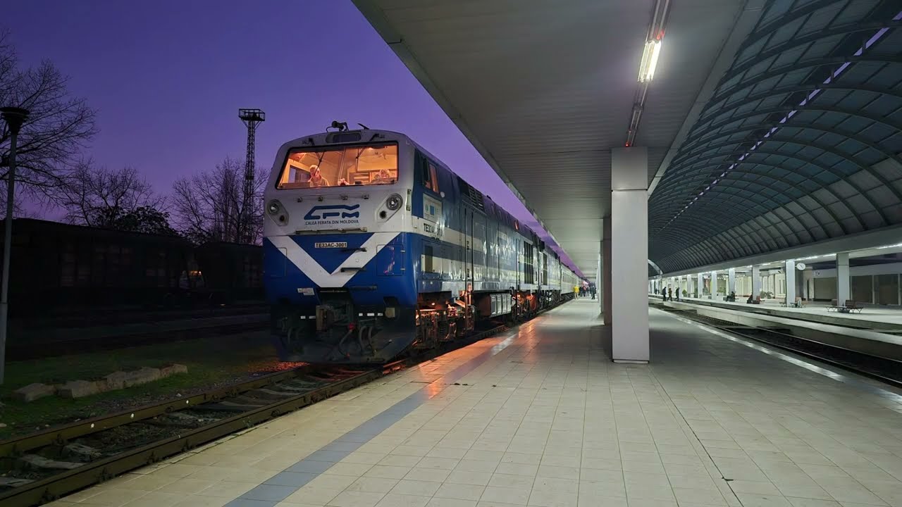 Тепловоз ТЭ33АС-3001/3008 с пассажирскими поездами №105/№351 Кишинёв-Бухарест и Кишинёв-Киев 