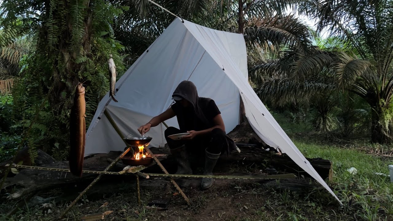 BERMALAM DITENGAH KEBUN SAWIT | BIKIN SHELTER MANCING DAN MASAK IKAN BABON!
