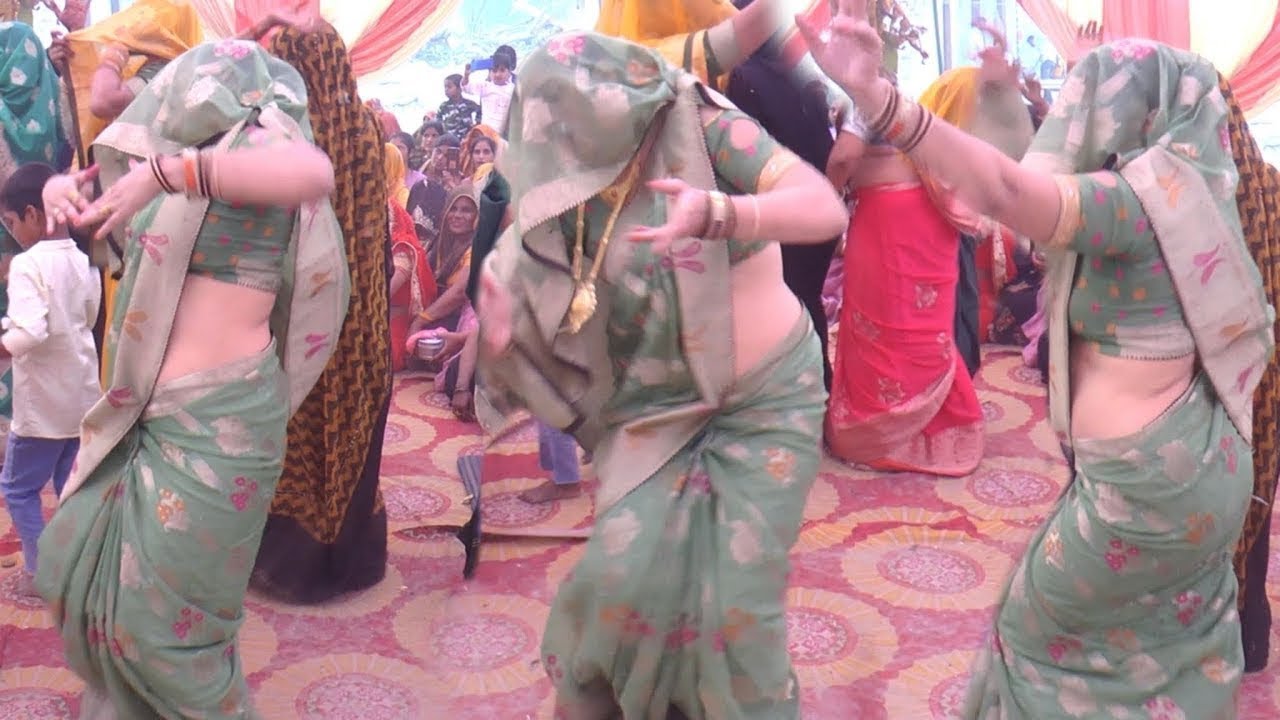 ग्राम सिंहपुर में महिलाओ का गजब डांस वायरल हो गया \\ पुरवैया चले बड़ी जोर मोहन नहीं आये //#विशेष_जी