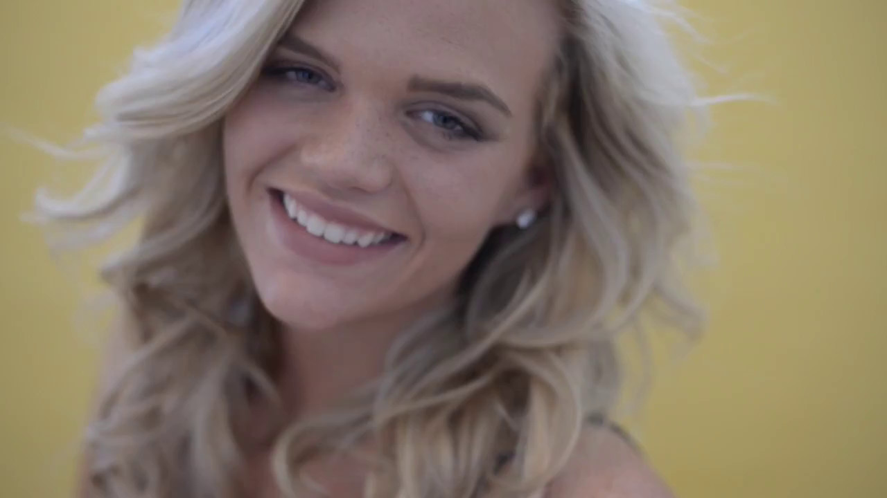 Glamour Photography behind the scenes with Carrie Wilson