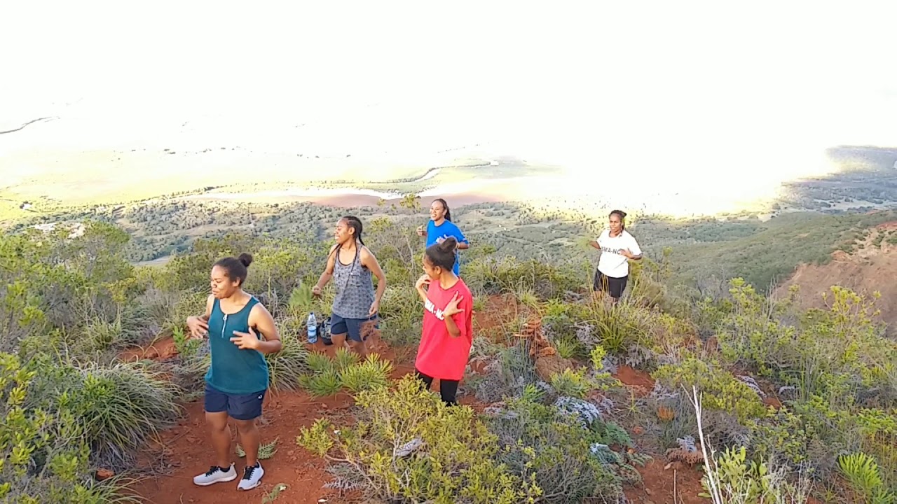 Les filles de DÜET (TNEDO/HYEEHEN) sur le MONT-IDIOT a Koné 🥰
