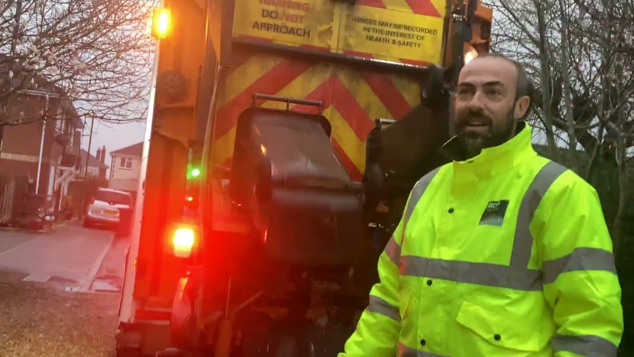 General Waste bin men emptying bins in Bournemouth (27/02/2026)