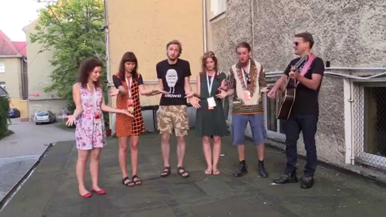 DZIKI PRĄ NA PROM
