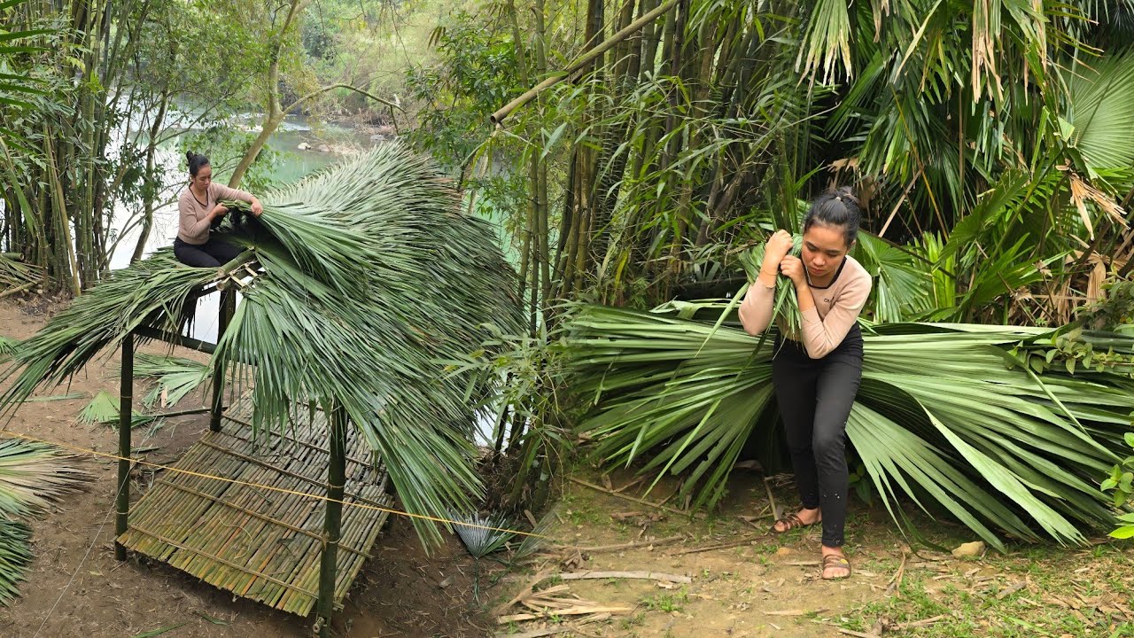Little Anh single-handedly cut leaves to roof the house, overcoming any difficulty.