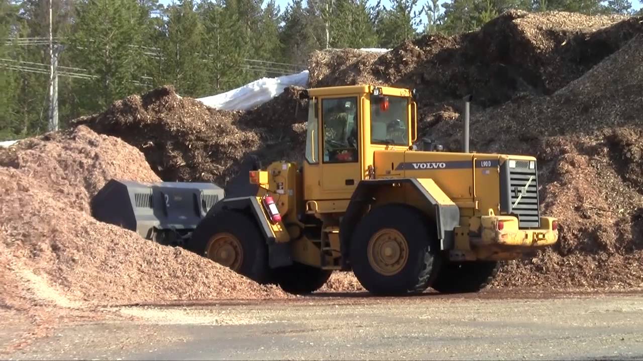 Volvo L90D handles woodchip with different attachments