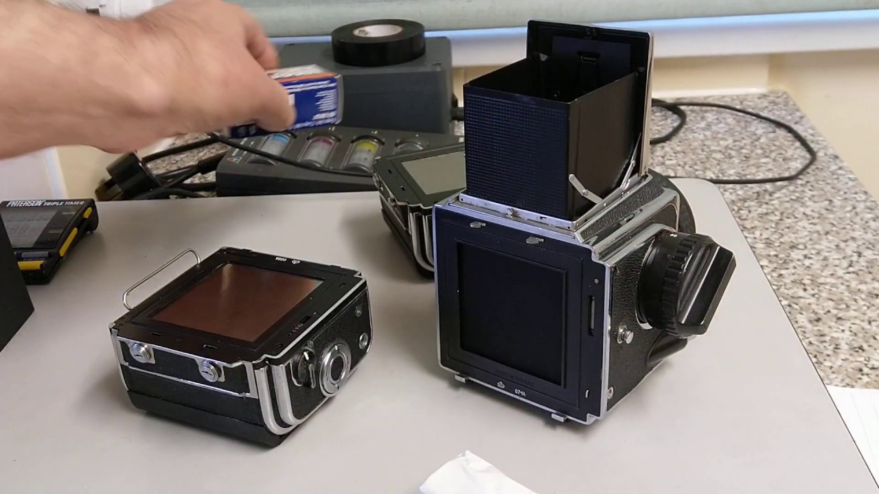 Kiev 88CM, loading a 120 film back, Fomapan 200