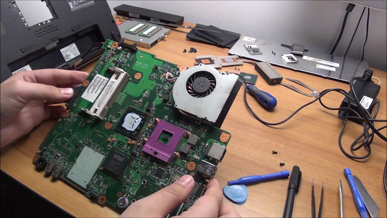 Failed attempt to troubleshoot a Toshiba L300 that will not power on