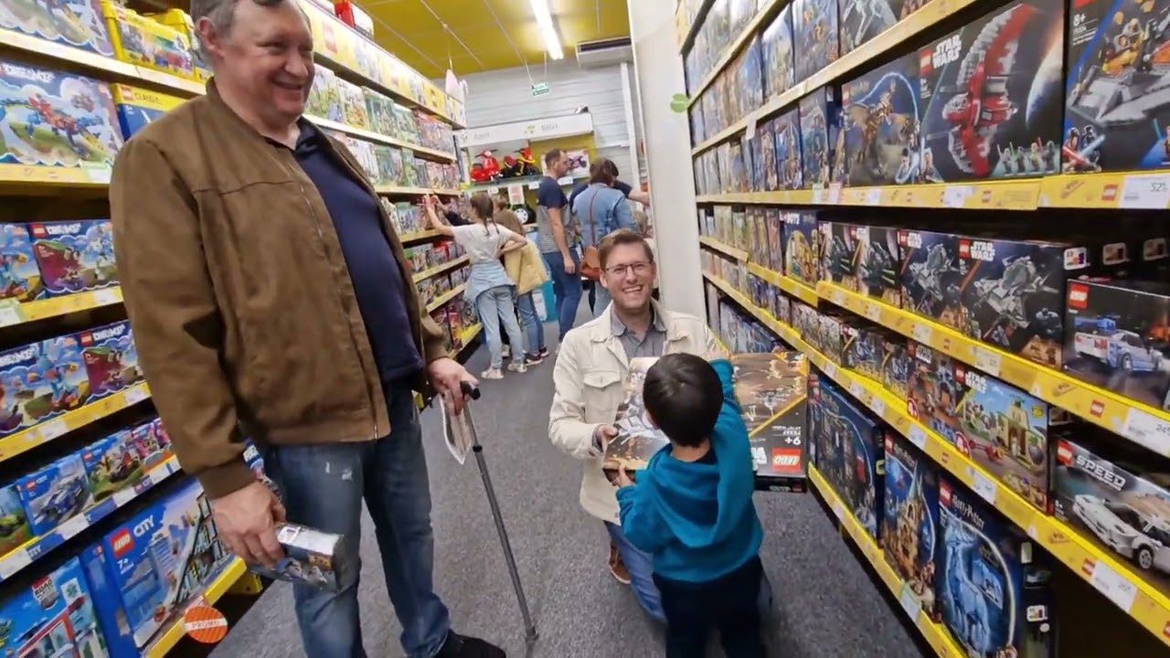 Cuối tuần ông nội chở đi mua sắm.