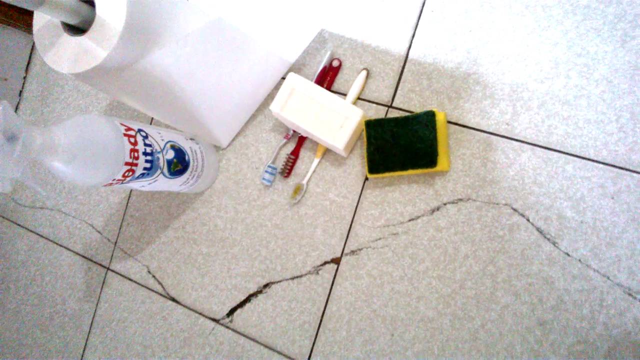 1) Video Un Pavimento Di 30 anni fa Che Ha Subito Crepe di Assestamento