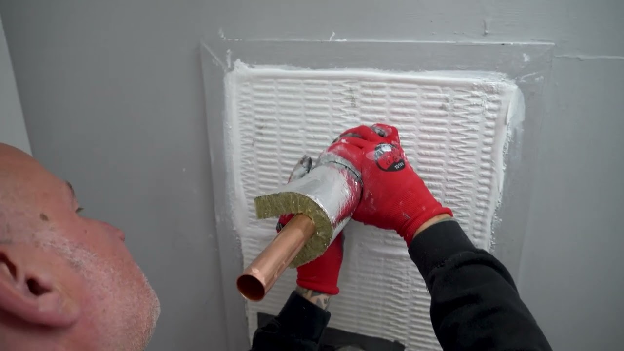 Instalación manta aislante alrededor de tubo de cobre en panel FB750