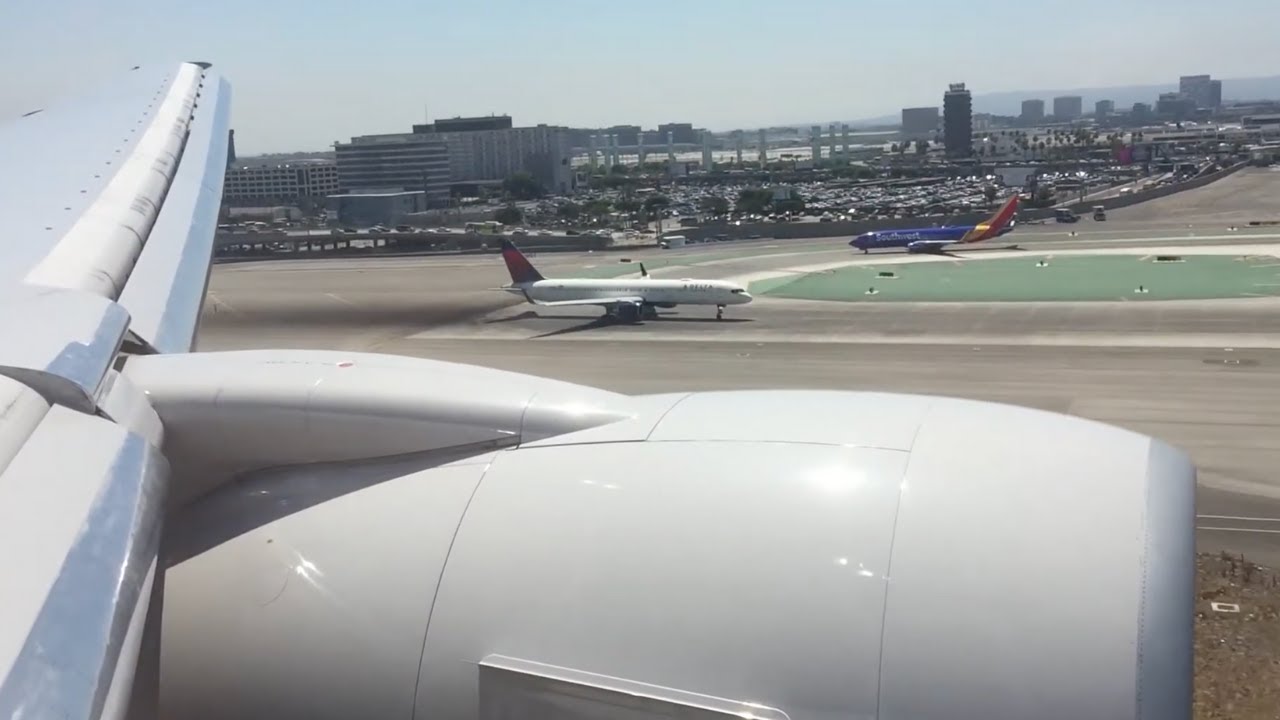 United Airlines 777-200 Stunning Landing in Los Angeles | EWR-LAX