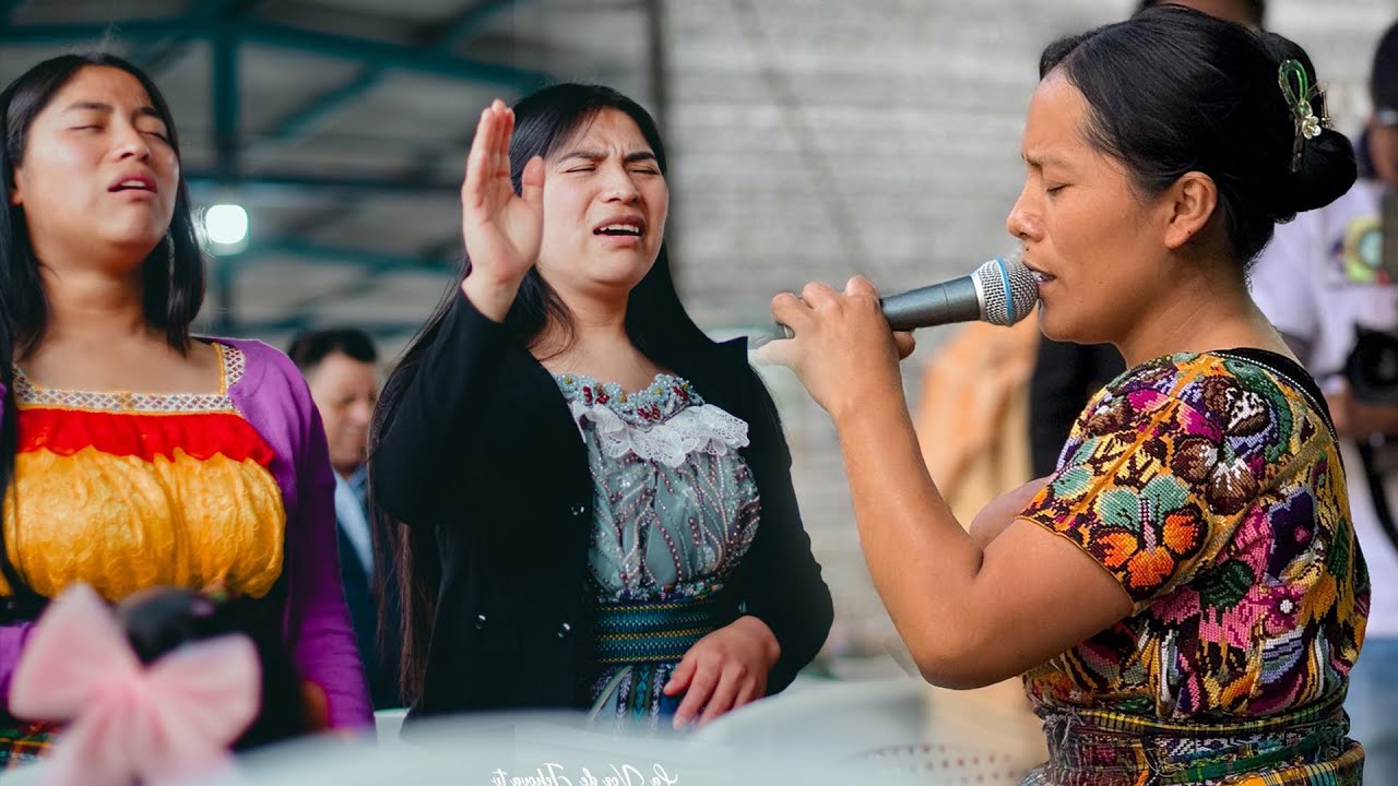 Ana Gabriela Osorio CANTÓ LO NUEVO ↪ CON PODER D EDIOS //17 Abril con su grupo