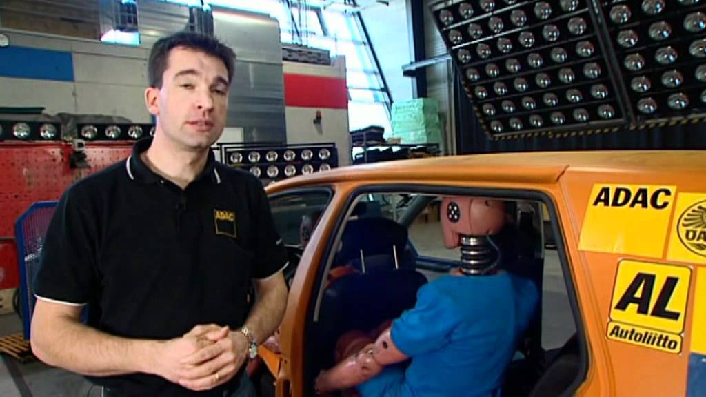 Niezapięte pasy w aucie -  crash test ADAC
