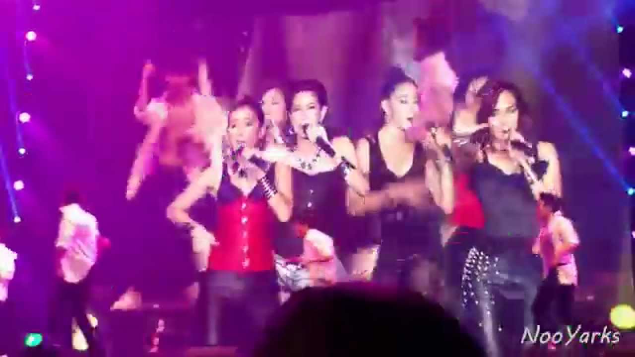 150606_AFreunionconcert_10_เจ็ดสาวสะบัดโชว์_หางเครื่อง