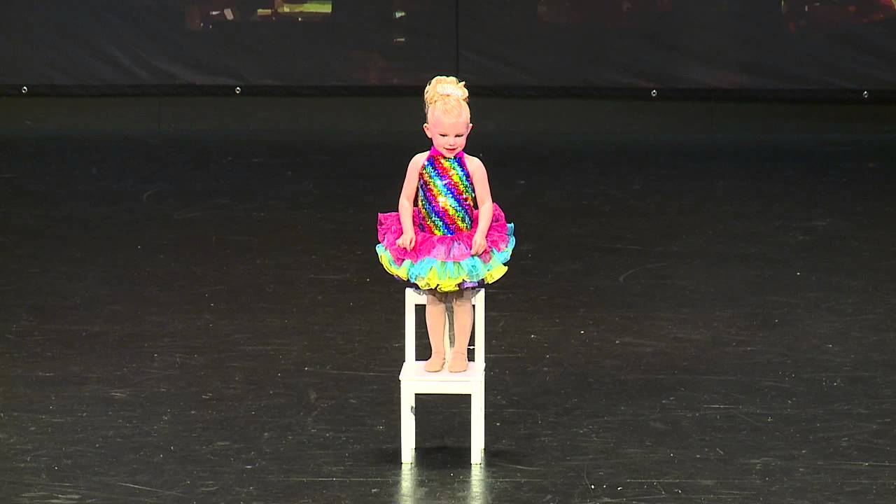 Zoe Clementi 3 year old jazz solo😀