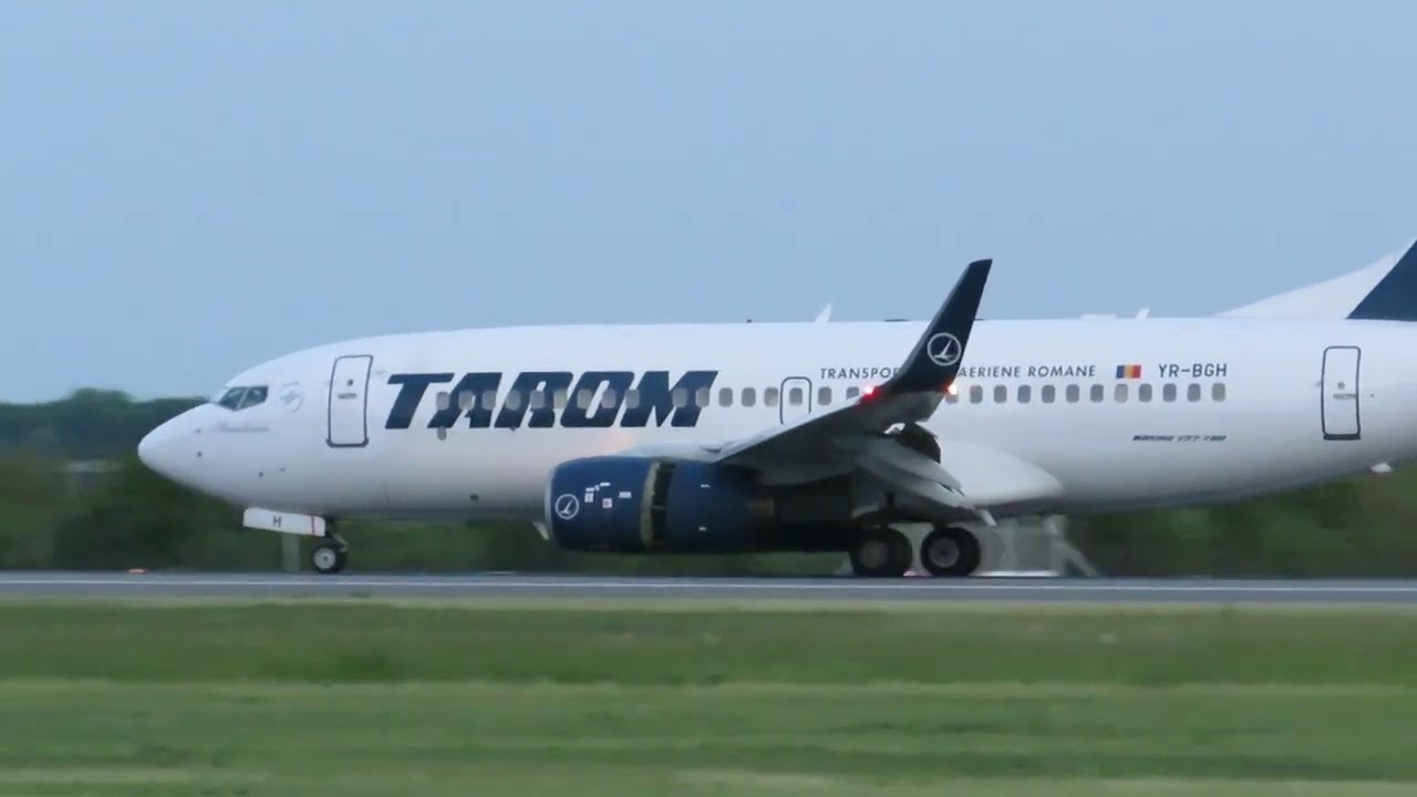 YR-BGH TAROM BOEING 737-700 LANDING AT SUNSET / Plane Spotting / Airport