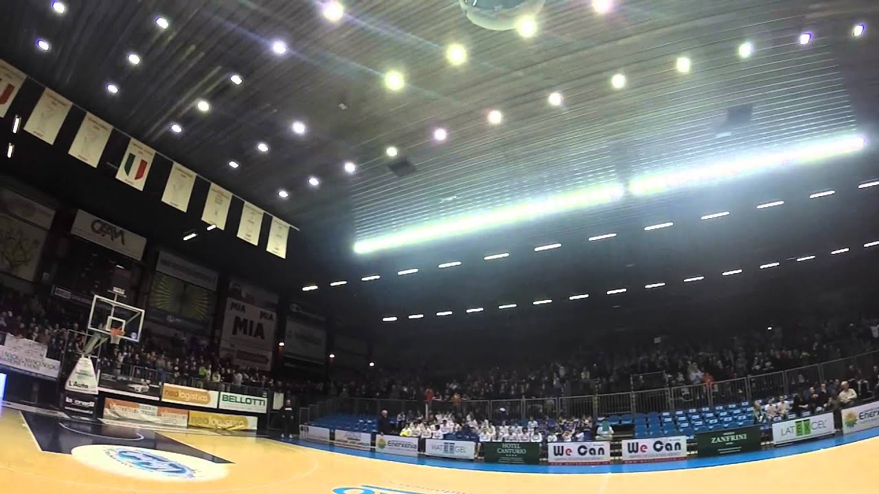 L'ingresso di Metta World Peace alla Mapooro Arena