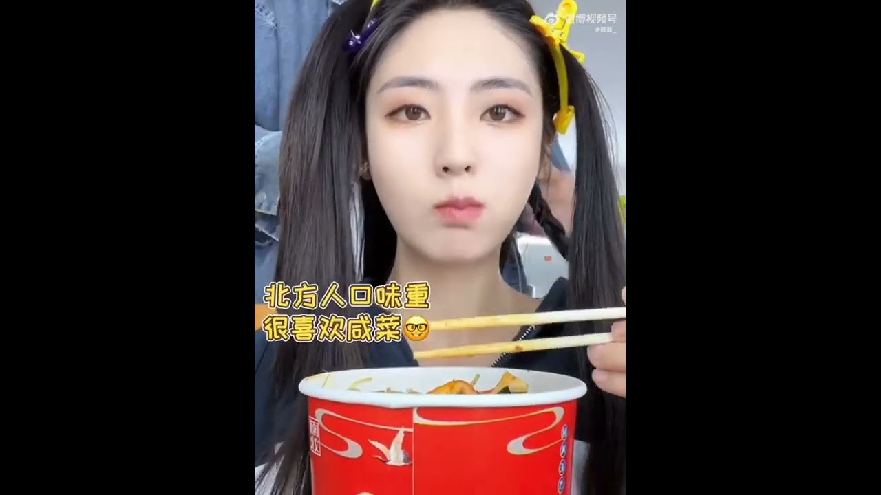 Weibo Update [05/30/22]  Eating while getting ready for photoshoot #fairxing #xingfei