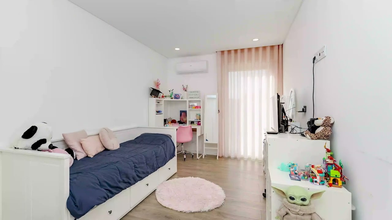 Moradia T4 Contemporânea com Piscina, Vista Rio e Localização Estratégica em Santa Iria de Azóia!