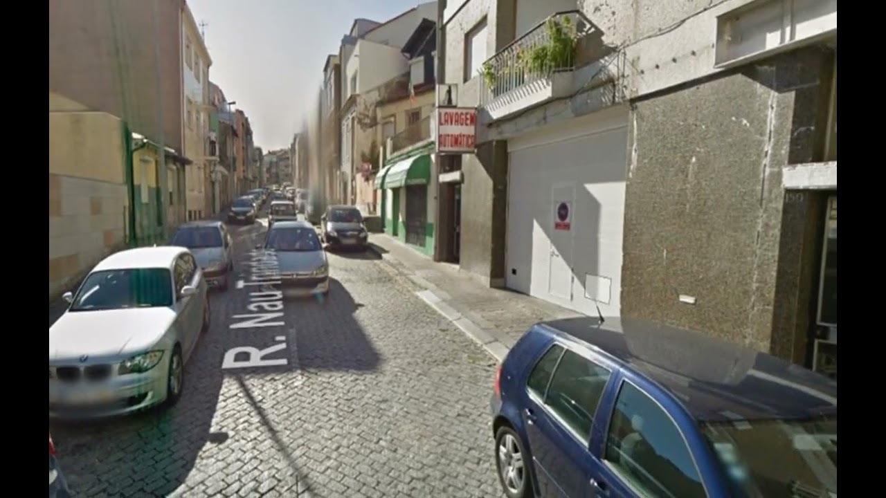 Estacionamento coberto e fechado