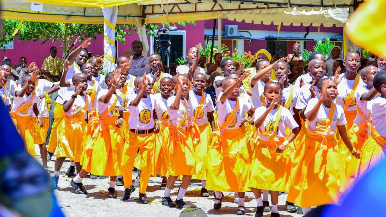 Tazama Watoto Wa Kipapa Walivyoimba Wimbo Maalum Kushangilia Jubilei Yao/Miaka 400 ya Uinjilishaji
