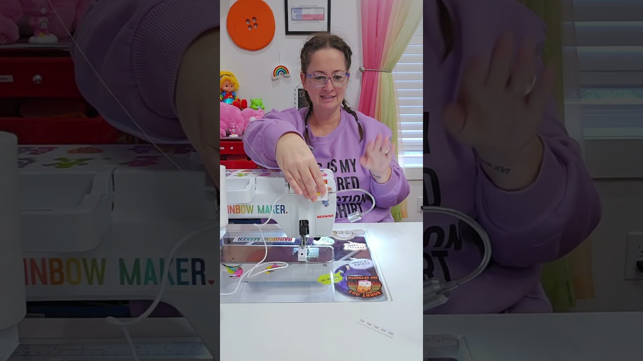 Распаковка гибкого светильника SewCreative от Sewing Parts Online.