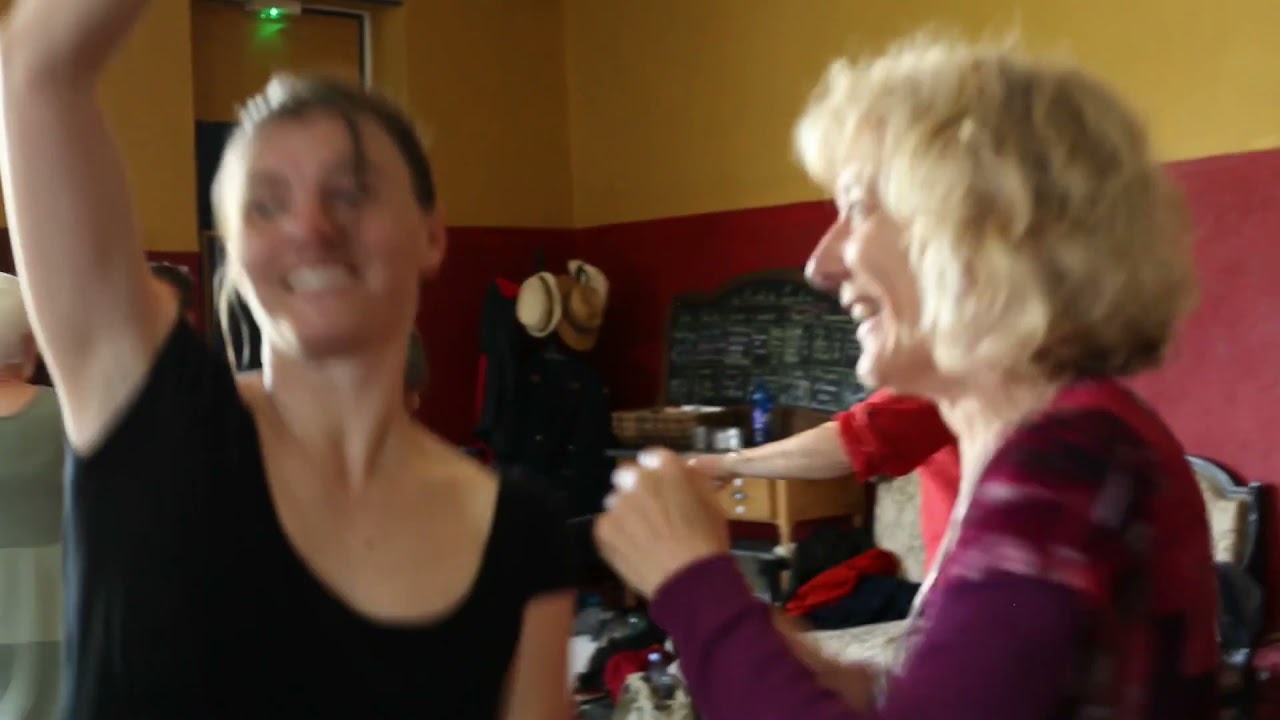 Clip Une chapelloise italienne avec Alice Waring, Claire Bruneau, Cyril Bonnier et Robin Limoge.
