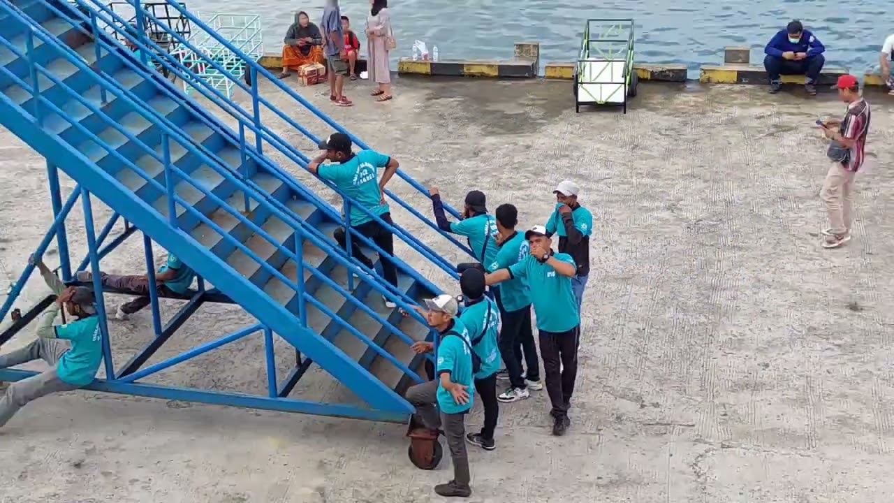 KAPAL PELNI KM.TILONGKABILA SIAP SANDAR DI PELABUHAN BUNGKUTOKO KENDARI