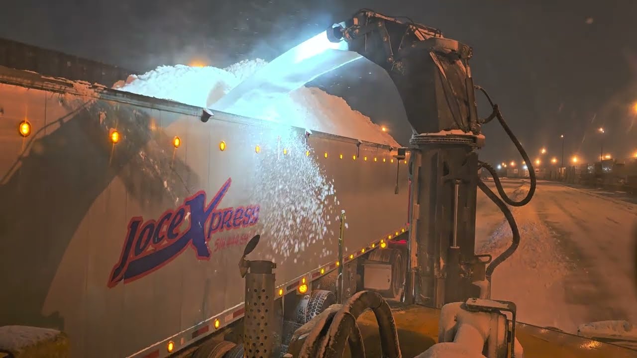 Grosse opération déneigement de nuit à Montreal #snowremoval #snow