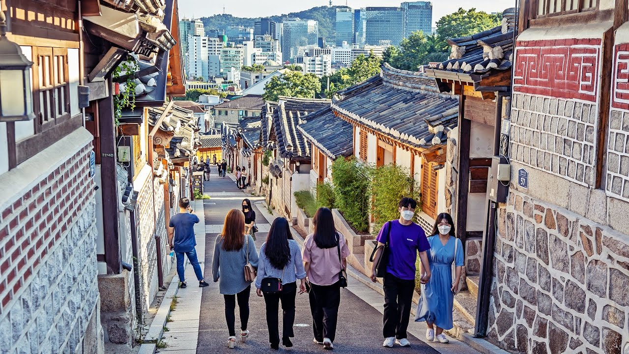 [4K] Bukchon Hanok Village - Korea's Traditional Houses Walk in Seoul | 일요일 오후, 북촌 한옥마을과 삼청동 산책, 전망대