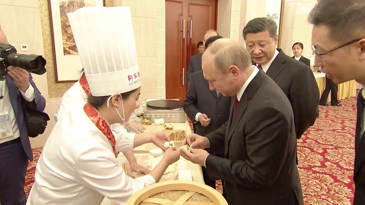 Putin makes Xi local snacks at Tianjin banquet