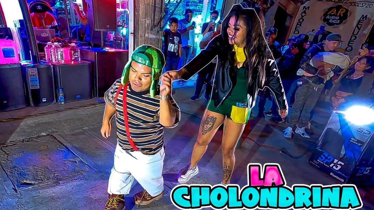La CHOLONDRINA ENSEÑAN a BAILAR AL MEDIO METRO Y sonido PIRATA República del Salvador